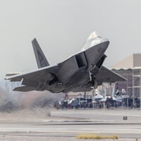 Az amerikai légierő F-Raptorja a nevadai Nellis légibázisról indul Poszter Nyomtatás